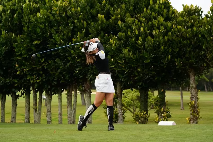 臼井麗香のドライバースイング（斜め前方）連続写真【2022年ダイキンオーキッドレディスゴルフトーナメント】