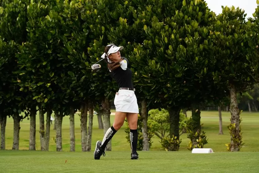 臼井麗香のドライバースイング（斜め前方）連続写真【2022年ダイキンオーキッドレディスゴルフトーナメント】