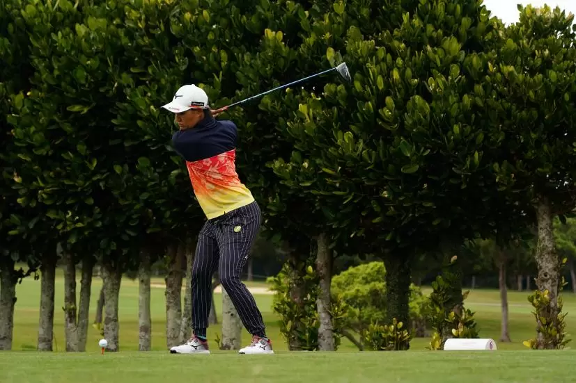 野澤真央のドライバースイング（斜め前方）連続写真【2022年ダイキンオーキッドレディスゴルフトーナメント】