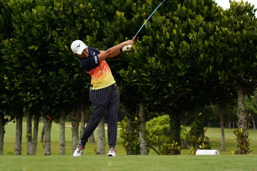 野澤真央のドライバースイング（斜め前方）連続写真【2022年ダイキンオーキッドレディスゴルフトーナメント】