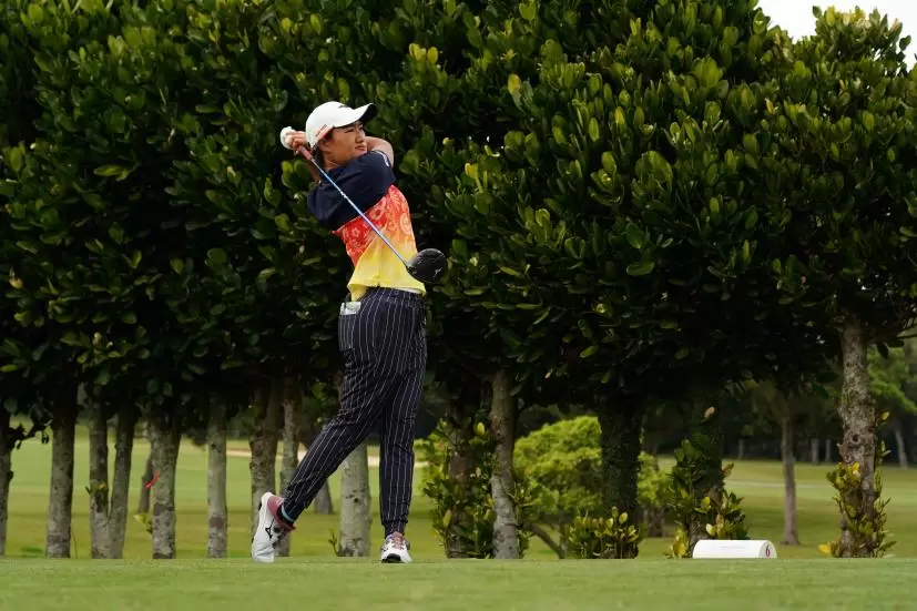 野澤真央のドライバースイング（斜め前方）連続写真【2022年ダイキンオーキッドレディスゴルフトーナメント】