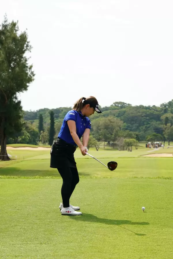 福田真未のドライバースイング（後方）連続写真【2022年ダイキンオーキッドレディスゴルフトーナメント】