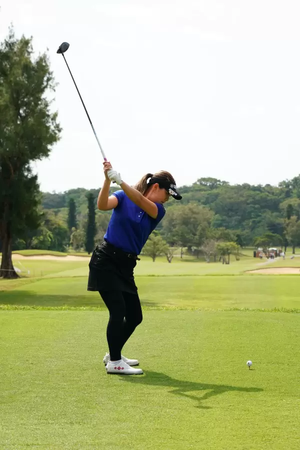 福田真未のドライバースイング（後方）連続写真【2022年ダイキンオーキッドレディスゴルフトーナメント】