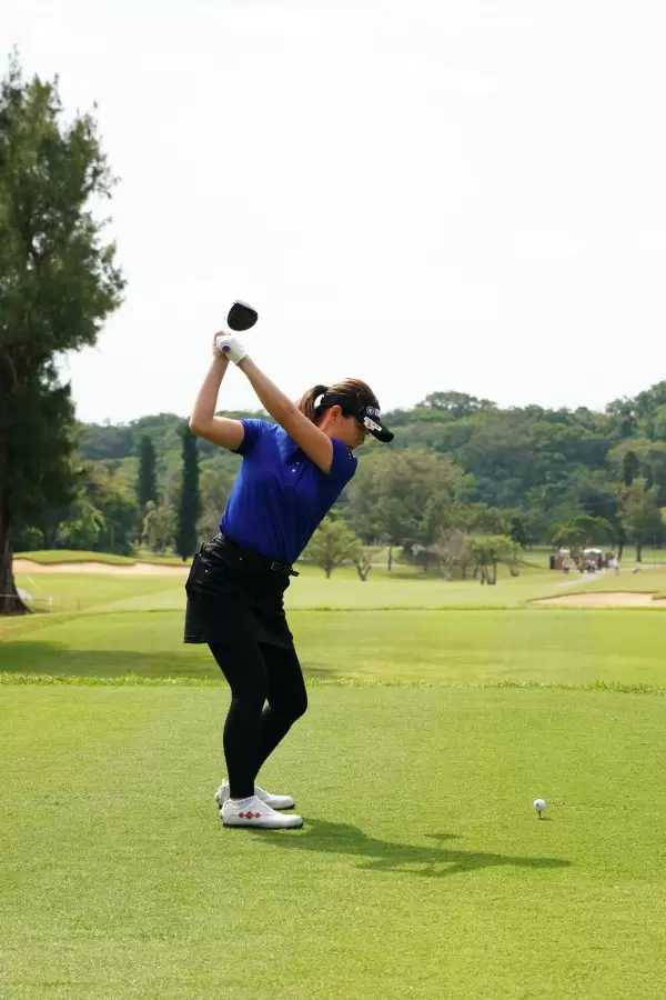 福田真未のドライバースイング（後方）連続写真【2022年ダイキンオーキッドレディスゴルフトーナメント】