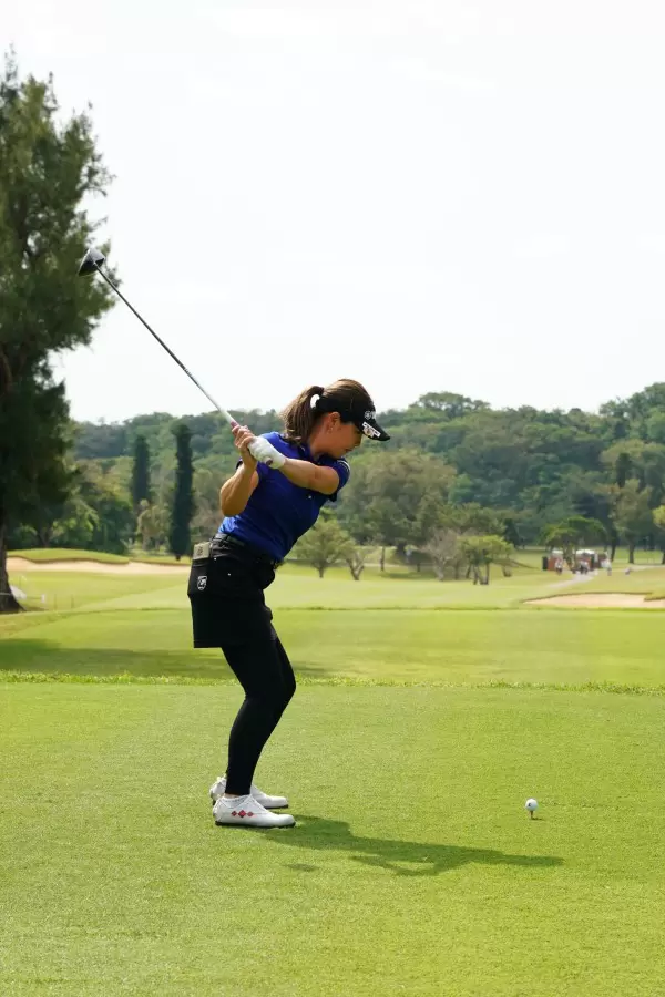 福田真未のドライバースイング（後方）連続写真【2022年ダイキンオーキッドレディスゴルフトーナメント】