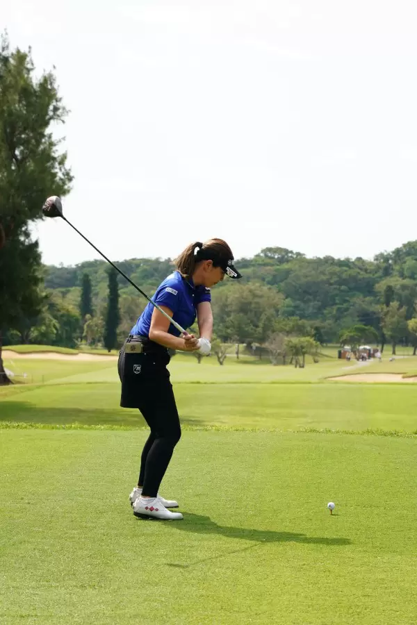 福田真未のドライバースイング（後方）連続写真【2022年ダイキンオーキッドレディスゴルフトーナメント】