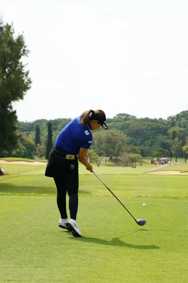 福田真未のドライバースイング（後方）連続写真【2022年ダイキンオーキッドレディスゴルフトーナメント】