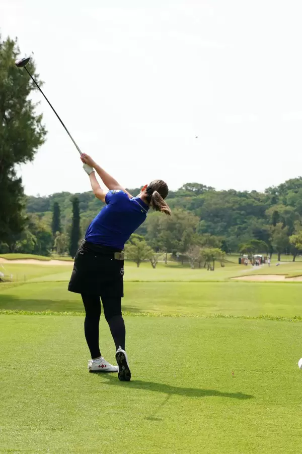 福田真未のドライバースイング（後方）連続写真【2022年ダイキンオーキッドレディスゴルフトーナメント】