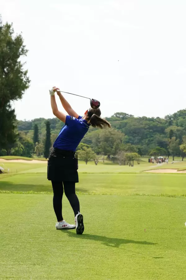 福田真未のドライバースイング（後方）連続写真【2022年ダイキンオーキッドレディスゴルフトーナメント】