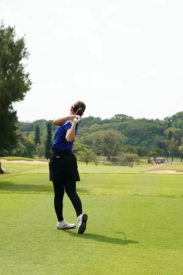 福田真未のドライバースイング（後方）連続写真【2022年ダイキンオーキッドレディスゴルフトーナメント】