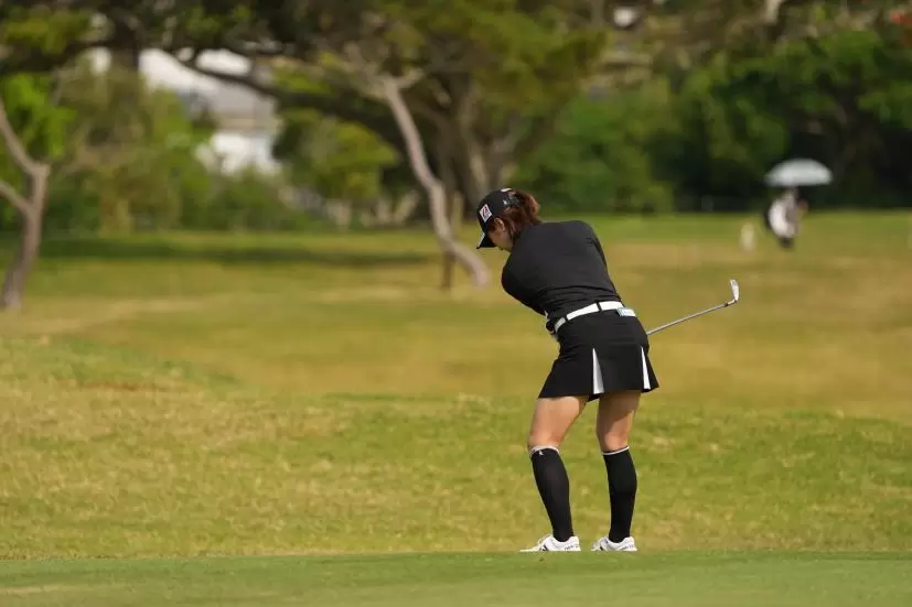 小野祐夢のアイアンスイング（斜め前方）連続写真【2022年ダイキンオーキッドレディスゴルフトーナメント】