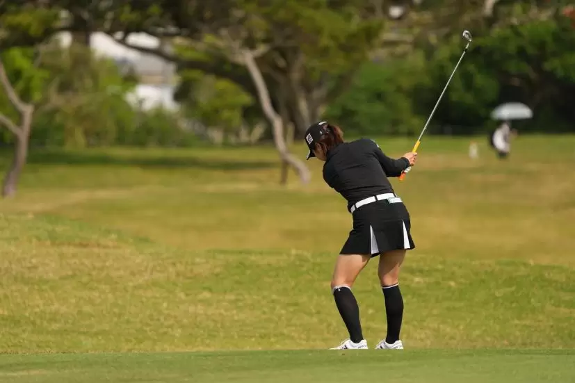小野祐夢のアイアンスイング（斜め前方）連続写真【2022年ダイキンオーキッドレディスゴルフトーナメント】