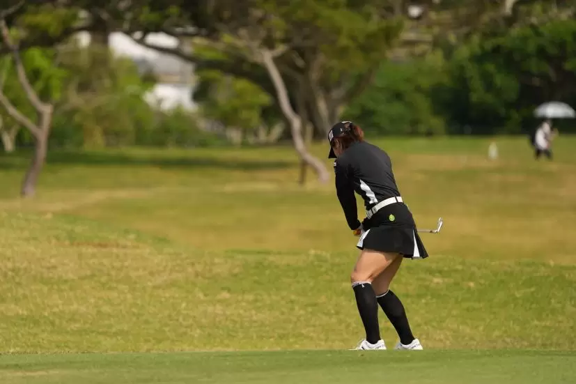 小野祐夢のアイアンスイング（斜め前方）連続写真【2022年ダイキンオーキッドレディスゴルフトーナメント】