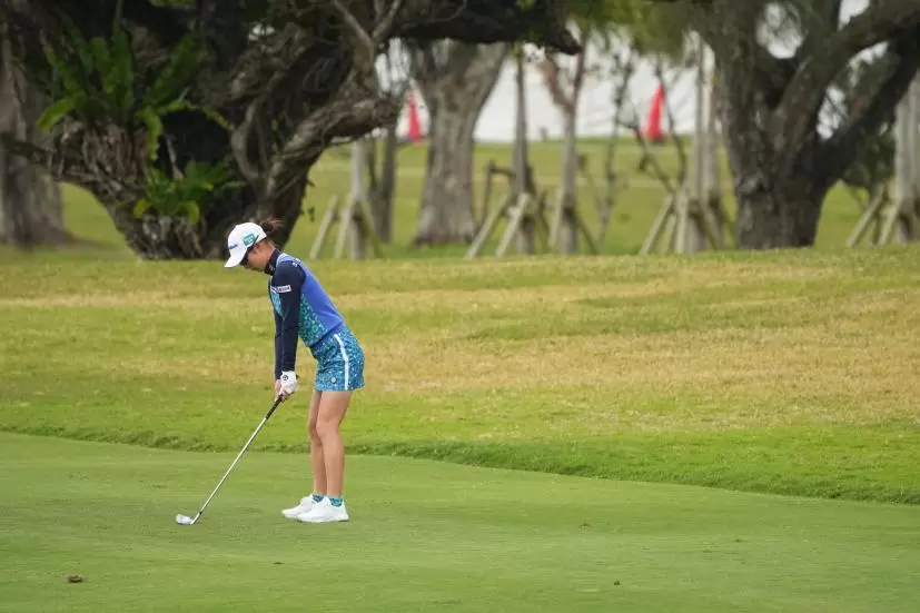 鶴岡果恋のアイアンスイング（斜め前方）連続写真【2022年ダイキンオーキッドレディスゴルフトーナメント】