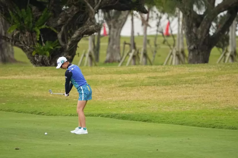鶴岡果恋のアイアンスイング（斜め前方）連続写真【2022年ダイキンオーキッドレディスゴルフトーナメント】