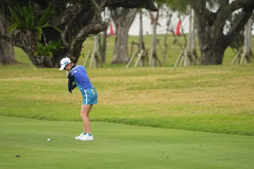 鶴岡果恋のアイアンスイング（斜め前方）連続写真【2022年ダイキンオーキッドレディスゴルフトーナメント】