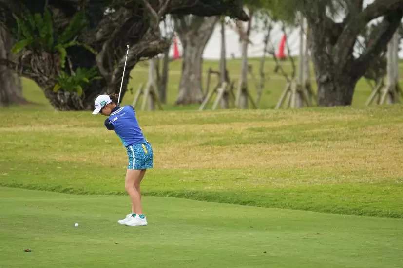 鶴岡果恋のアイアンスイング（斜め前方）連続写真【2022年ダイキンオーキッドレディスゴルフトーナメント】