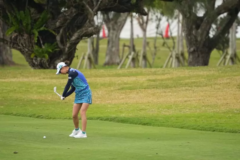 鶴岡果恋のアイアンスイング（斜め前方）連続写真【2022年ダイキンオーキッドレディスゴルフトーナメント】