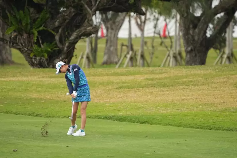 鶴岡果恋のアイアンスイング（斜め前方）連続写真【2022年ダイキンオーキッドレディスゴルフトーナメント】