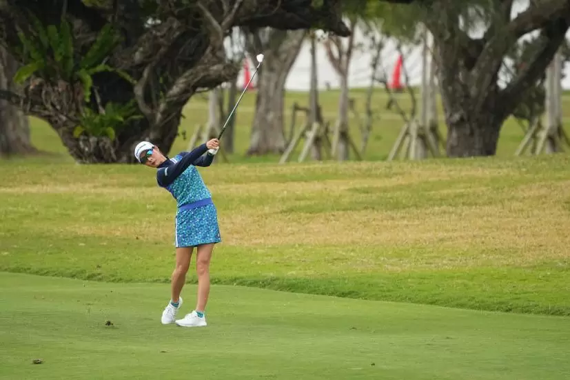 鶴岡果恋のアイアンスイング（斜め前方）連続写真【2022年ダイキンオーキッドレディスゴルフトーナメント】