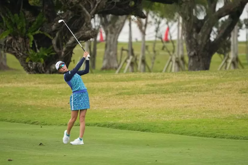 鶴岡果恋のアイアンスイング（斜め前方）連続写真【2022年ダイキンオーキッドレディスゴルフトーナメント】