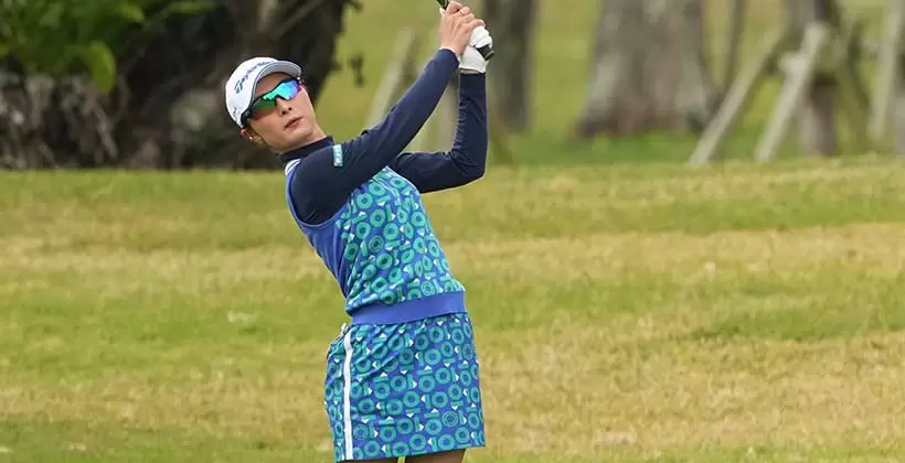 鶴岡果恋のアイアンスイング（斜め前方）連続写真【2022年ダイキンオーキッドレディスゴルフトーナメント】
