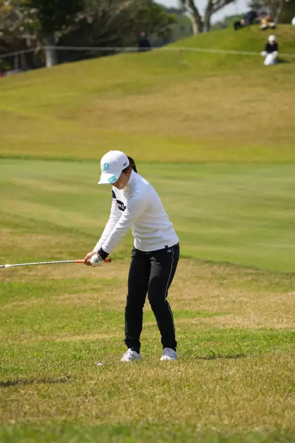 佐藤心結のウェッジスイング（アプローチ）連続写真【2022年ダイキンオーキッドレディスゴルフトーナメント】