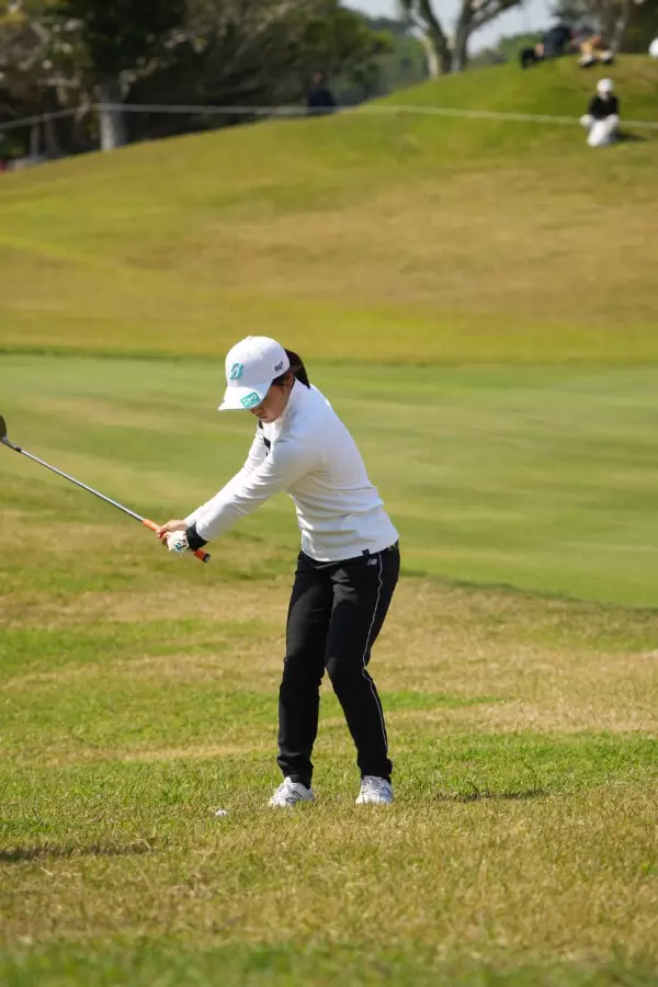 佐藤心結のウェッジスイング（アプローチ）連続写真【2022年ダイキンオーキッドレディスゴルフトーナメント】