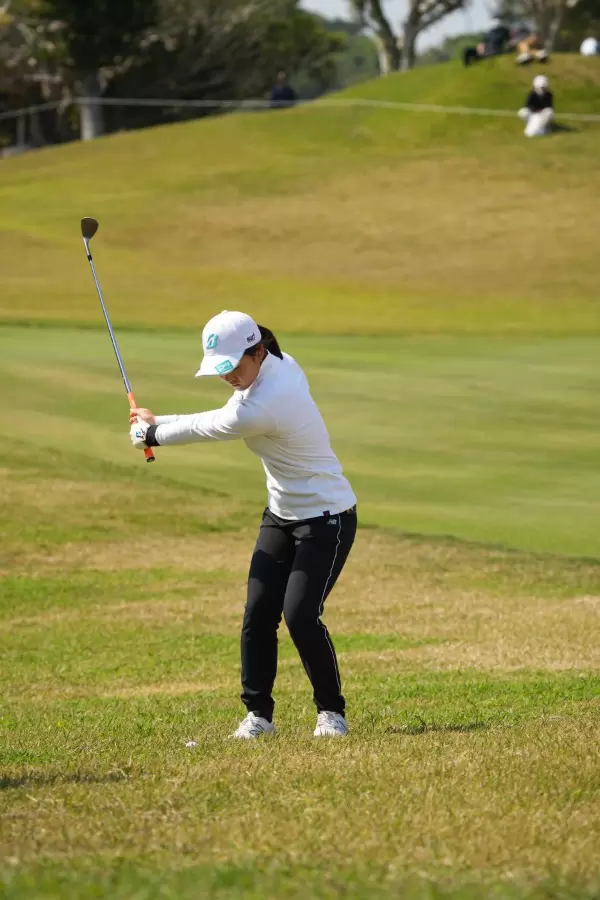 佐藤心結のウェッジスイング（アプローチ）連続写真【2022年ダイキンオーキッドレディスゴルフトーナメント】