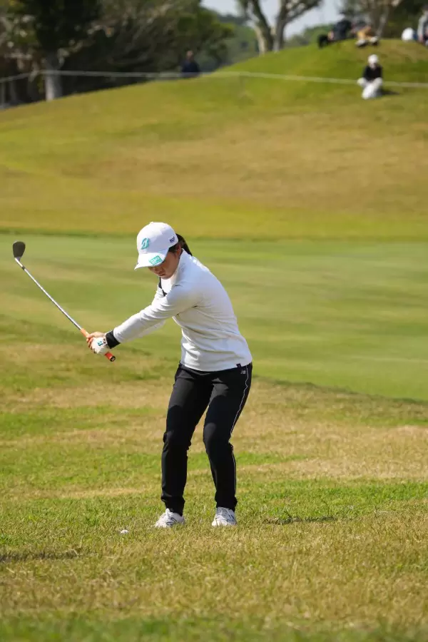 佐藤心結のウェッジスイング（アプローチ）連続写真【2022年ダイキンオーキッドレディスゴルフトーナメント】