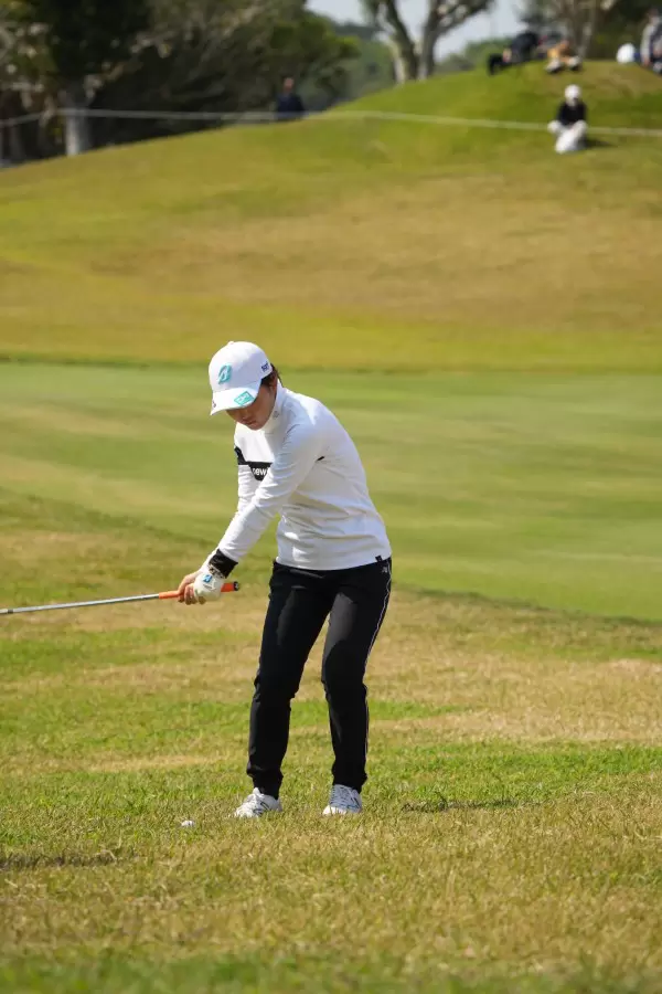 佐藤心結のウェッジスイング（アプローチ）連続写真【2022年ダイキンオーキッドレディスゴルフトーナメント】