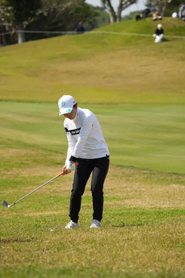 佐藤心結のウェッジスイング（アプローチ）連続写真【2022年ダイキンオーキッドレディスゴルフトーナメント】