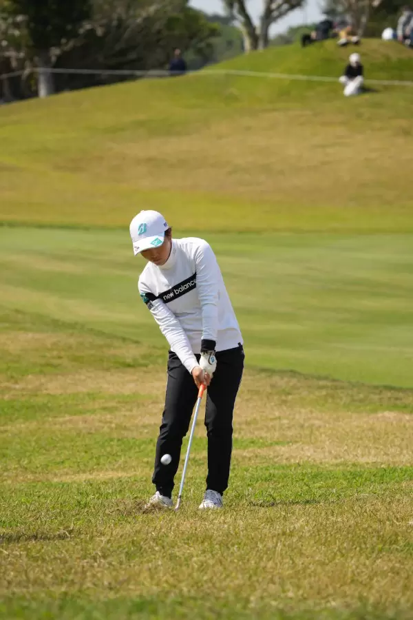 佐藤心結のウェッジスイング（アプローチ）連続写真【2022年ダイキンオーキッドレディスゴルフトーナメント】