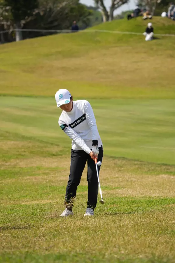 佐藤心結のウェッジスイング（アプローチ）連続写真【2022年ダイキンオーキッドレディスゴルフトーナメント】