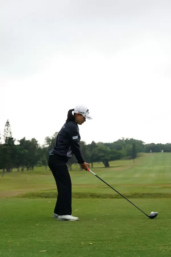 横峯さくらのドライバースイング（後方）連続写真【2022年ダイキンオーキッドレディスゴルフトーナメント】