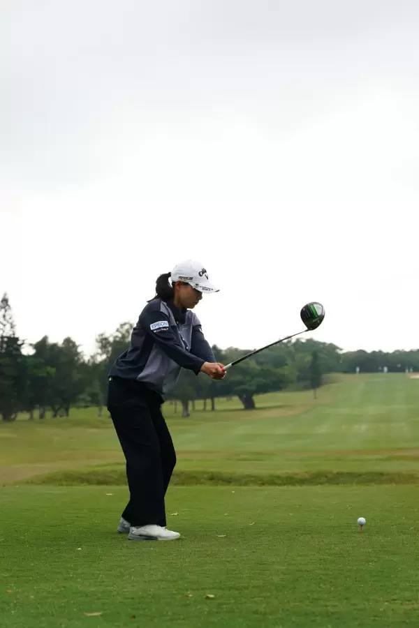 横峯さくらのドライバースイング（後方）連続写真【2022年ダイキンオーキッドレディスゴルフトーナメント】