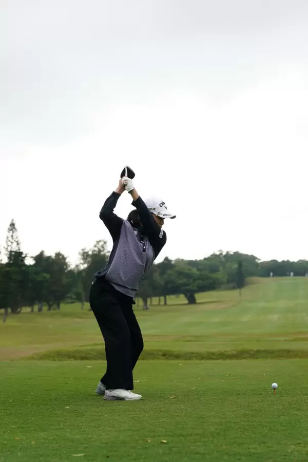 横峯さくらのドライバースイング（後方）連続写真【2022年ダイキンオーキッドレディスゴルフトーナメント】