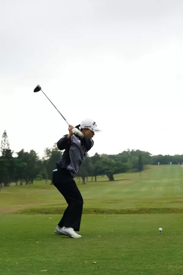 横峯さくらのドライバースイング（後方）連続写真【2022年ダイキンオーキッドレディスゴルフトーナメント】
