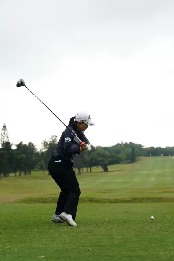 横峯さくらのドライバースイング（後方）連続写真【2022年ダイキンオーキッドレディスゴルフトーナメント】