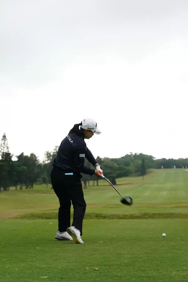 横峯さくらのドライバースイング（後方）連続写真【2022年ダイキンオーキッドレディスゴルフトーナメント】