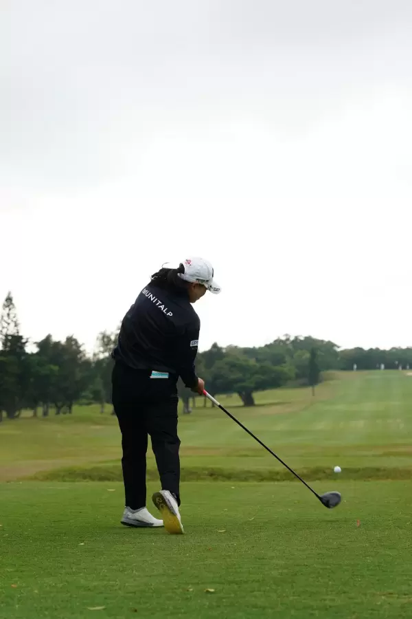 横峯さくらのドライバースイング（後方）連続写真【2022年ダイキンオーキッドレディスゴルフトーナメント】