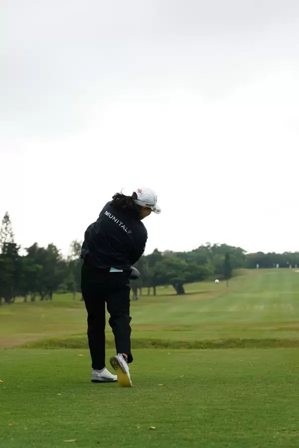 横峯さくらのドライバースイング（後方）連続写真【2022年ダイキンオーキッドレディスゴルフトーナメント】