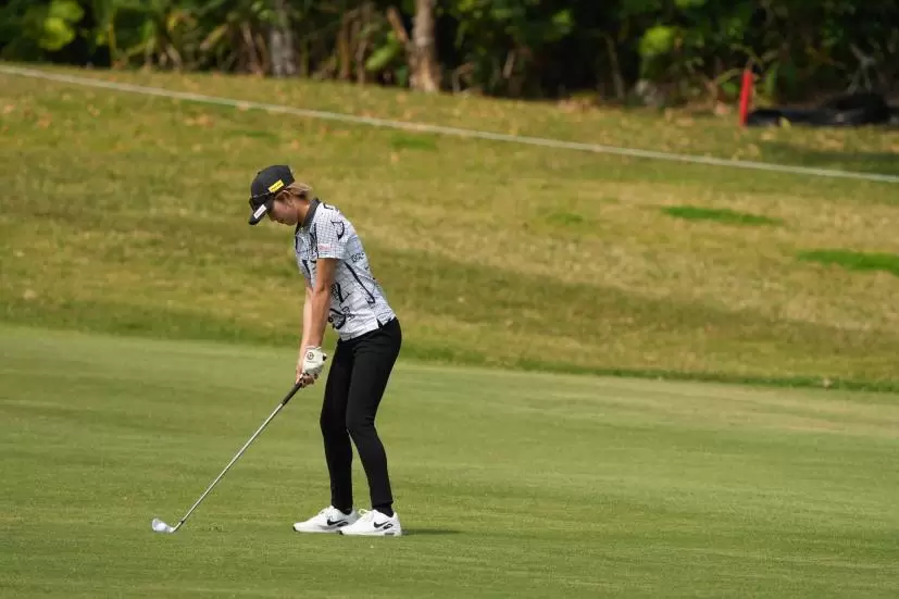 金田久美子のアイアンスイング（斜め前方）連続写真【2022年ダイキンオーキッドレディスゴルフトーナメント】