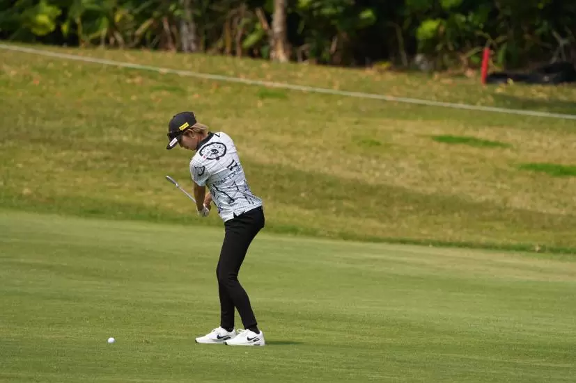 金田久美子のアイアンスイング（斜め前方）連続写真【2022年ダイキンオーキッドレディスゴルフトーナメント】