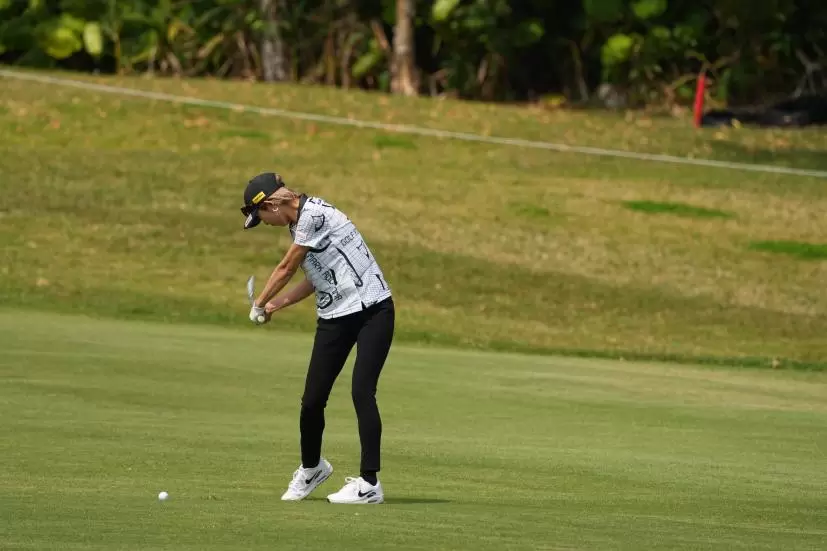 金田久美子のアイアンスイング（斜め前方）連続写真【2022年ダイキンオーキッドレディスゴルフトーナメント】