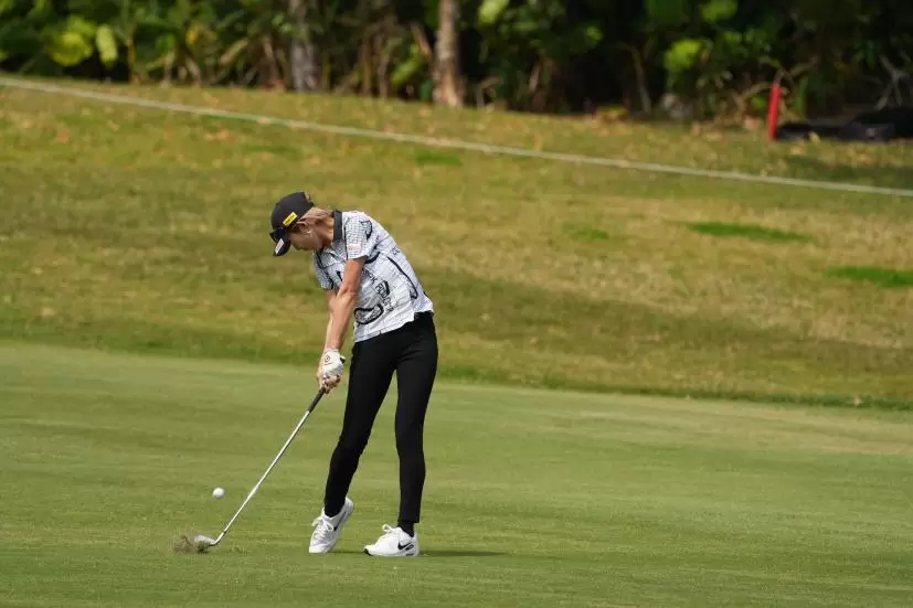 金田久美子のアイアンスイング（斜め前方）連続写真【2022年ダイキンオーキッドレディスゴルフトーナメント】