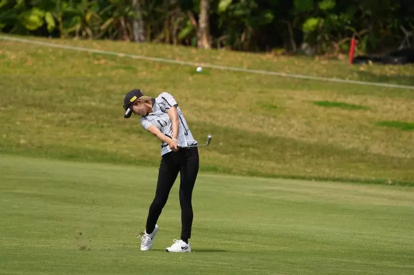 金田久美子のアイアンスイング（斜め前方）連続写真【2022年ダイキンオーキッドレディスゴルフトーナメント】