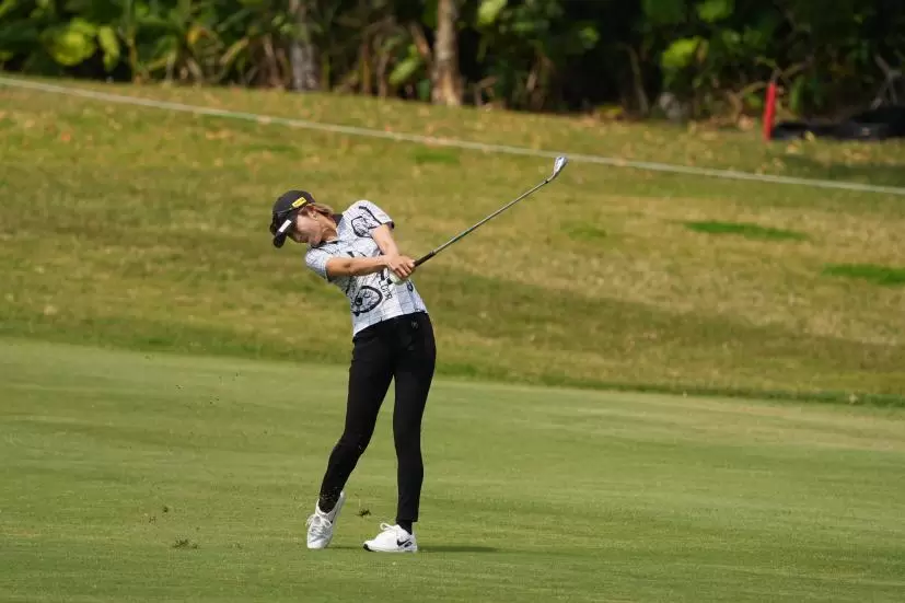 金田久美子のアイアンスイング（斜め前方）連続写真【2022年ダイキンオーキッドレディスゴルフトーナメント】