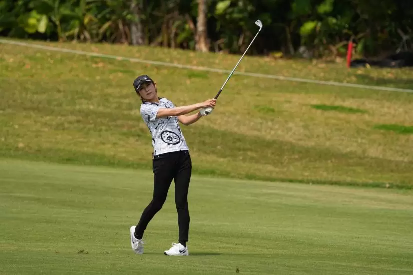 金田久美子のアイアンスイング（斜め前方）連続写真【2022年ダイキンオーキッドレディスゴルフトーナメント】