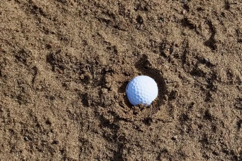 バンカー　ゴルフボール